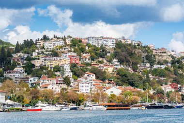 İstanbul Boğazı boyunca uzanan modern binalar ve antik mimari bulutlu bir arka planda güneşli bir günde feribottan Türkiye 'ye