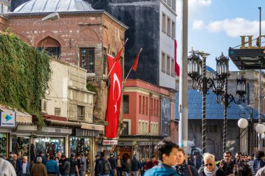 İstanbul, Türkiye 'deki büyük pazarda yürüyen bir kalabalık