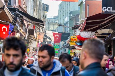 Türkiye 'nin İstanbul kentindeki büyük pazarda yürüyen kalabalık, dünyanın en büyük ve en eski kapalı pazarlarından biri.