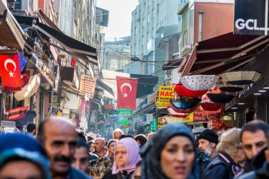 Türkiye 'nin İstanbul kentindeki büyük pazarda yürüyen kalabalık, dünyanın en büyük ve en eski kapalı pazarlarından biri.
