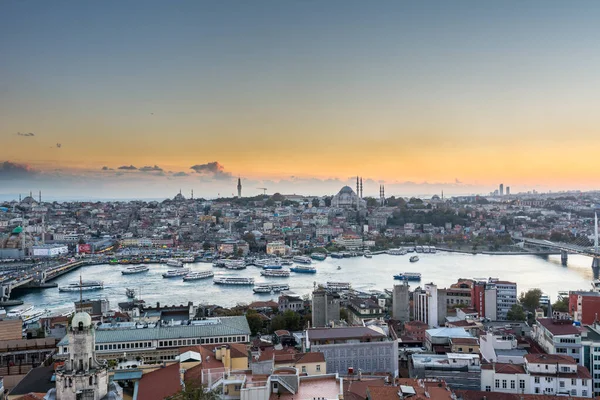 从土耳其伊斯坦布尔的嘉年华塔俯瞰日落下的博斯普鲁斯海峡的金角 从加拉塔俯瞰 — 图库照片