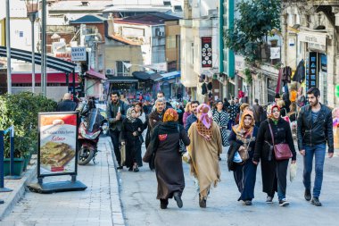 Türkiye 'nin İstanbul kentindeki büyük pazarda yürüyen kalabalık, dünyanın en büyük ve en eski kapalı pazarlarından biri.