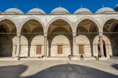 İstanbul, Türkiye 'de mavi gökyüzüne karşı Süleyman Camii' nin kubbeleri ve içleri