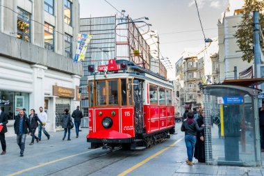İstanbul, Türkiye 'de popüler bir durak olan Taksim İstiklal Caddesi' nde kırmızı tramvay.