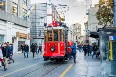 İstanbul, Türkiye 'de popüler bir durak olan Taksim İstiklal Caddesi' nde kırmızı tramvay.