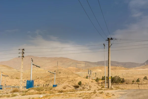 이란의 테헤란 외곽에 전력선 — 스톡 사진