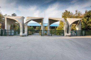 Tahran 'daki Tahran Üniversitesi' nin ana kapısı..