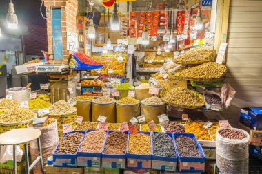 İran 'ın Tahran kentindeki dükkanlarda kurutulmuş fındıklar var..