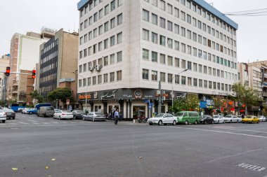 Tahran 'ın başkenti Tahran' da para değiş tokuşu ile ünlü Ferdowsi caddesinin sokak manzarası..