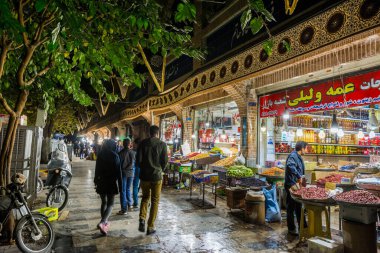 İran, Tahran 'daki alıcıların geçmişiyle Büyük Geleneksel Pazar' ın sokak gecesi manzarası. 