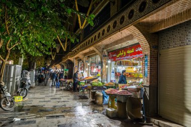 İran, Tahran 'daki alıcıların geçmişiyle Büyük Geleneksel Pazar' ın sokak gecesi manzarası. 