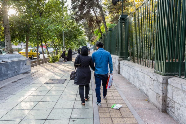 Una Pareja Iraníes Tomados Mano Caminando Por Calle Teherán Irán — Foto de Stock