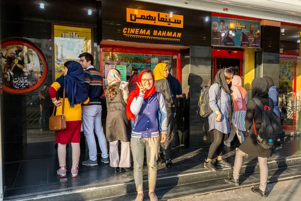 Personas Iraníes Comprando Entradas Frente Taquilla Del Cine Centro Teherán — Foto de Stock
