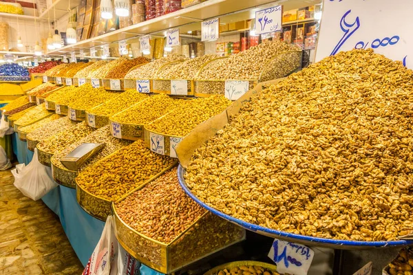 İran 'ın Tahran kentindeki dükkanlarda kurutulmuş fındıklar var..