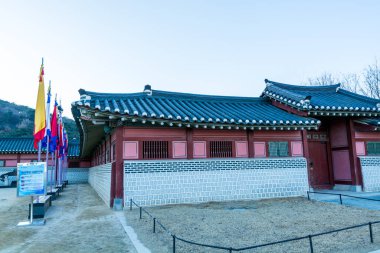 Hwaseong Haenggung Sarayı 'nın siyah fayanslı ahşap evi, Kral Jeongjo zamanından beri kral ve kraliyet ailesinin geri çekildiği en büyük saray olan Suwon Güney Kore' de görüldü.