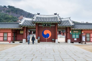 Hwaseong Haenggung Sarayı 'nın siyah fayanslı ahşap evi, Kral Jeongjo zamanından beri kral ve kraliyet ailesinin geri çekildiği en büyük saray olan Suwon Güney Kore' de görüldü.