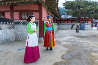 Mankenler geleneksel kıyafetlerini giyip Güney Kore, Suwon 'daki Hwaseong Haenggung Sarayı' nda çalışıyorlar. Kral Jeongjo ve kraliyet ailesinin savaş sırasında geri çekildiği yer.