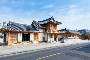 Güney Kore 'nin Suwon şehrinde geleneksel evler Hwaseong Kalesi yakınlarında, Suwon şehrinin geleneksel simgesi..