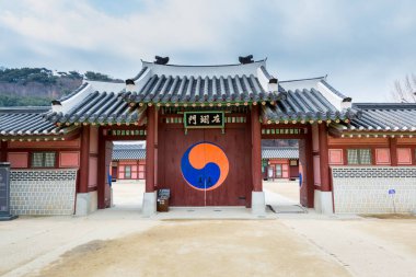 Hwaseong Haenggung Sarayı 'nın siyah fayanslı ahşap evi, Kral Jeongjo zamanından beri kral ve kraliyet ailesinin geri çekildiği en büyük saray olan Suwon Güney Kore' de görüldü.