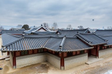  Kore, Suwon 'daki Hwaseong Haenggung Sarayı' nın ahşap evi ve siyah kiremitleri. Kral Jeongjo ve kraliyet ailesinin savaş sırasında geri çekildiği en büyük yer.