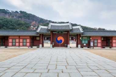 Hwaseong Haenggung Sarayı 'nın siyah fayanslı ahşap evi, Kral Jeongjo zamanından beri kral ve kraliyet ailesinin geri çekildiği en büyük saray olan Suwon Güney Kore' de görüldü.