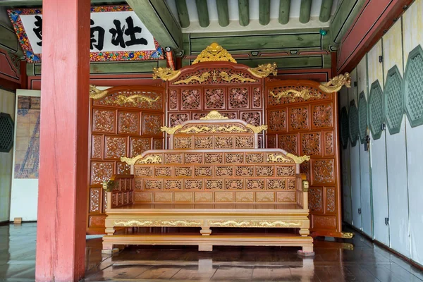 朝鮮の水原 スウォン の華城 ファソン 宮殿にある朝鮮王の黄金の椅子は 朝鮮王と王族が戦争中に撤退した最大のものです — ストック写真