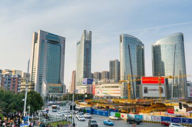 Çin 'in Guanggu şehrinde vinçli Skylines ve şantiye..