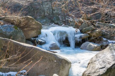 Güney Kore 'nin Seul bölgesindeki Bukhansan Dağı Ulusal Parkı' nda ormanı olan kar ve fronzen nehri..