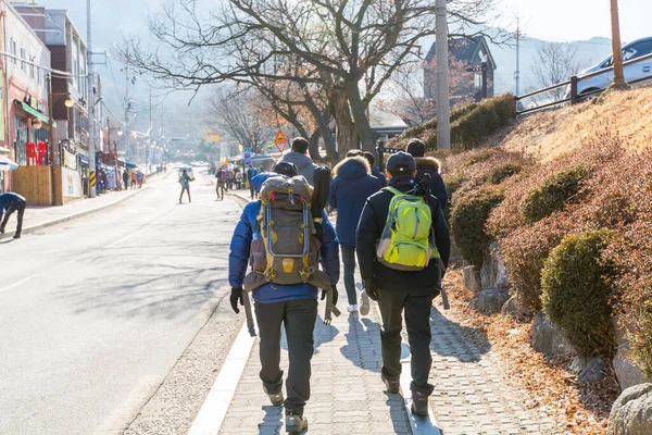 Randonneurs Coréens Escaladant Rocher Parc National Montagne Bukhansan Soeul Corée — Photo