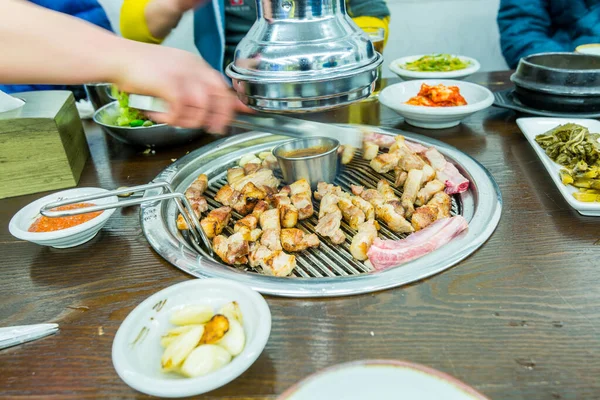 Koreańskie Jedzenie Grillowana Wieprzowina Grill Gorącej Blachy Wygląda Smaczne Pyszne — Zdjęcie stockowe