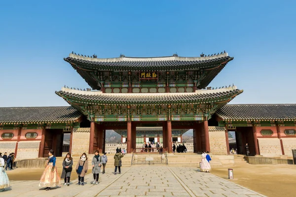 Turister Besöker Koreanska Trä Traditionellt Hus Gyeongbokgung Även Känd Som — Stockfoto