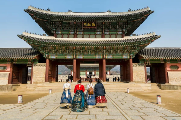 Turister Besöker Koreanska Trä Traditionellt Hus Gyeongbokgung Även Känd Som — Stockfoto