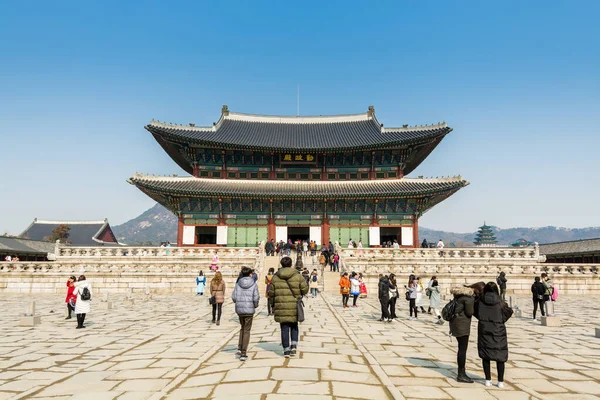 Turyści Odwiedzający Tradycyjny Koreański Drewniany Dom Gyeongbokgung Znany Również Jako — Zdjęcie stockowe