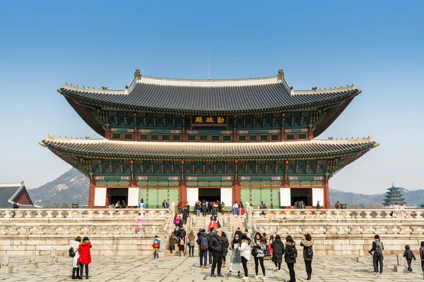 Turyści Odwiedzający Tradycyjny Koreański Drewniany Dom Gyeongbokgung Znany Również Jako — Zdjęcie stockowe