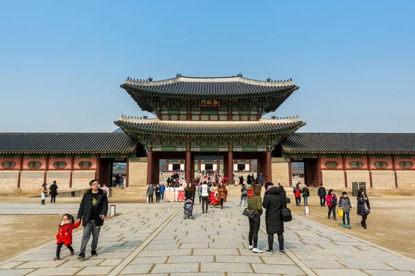 Turyści Odwiedzający Tradycyjny Koreański Drewniany Dom Gyeongbokgung Znany Również Jako — Zdjęcie stockowe