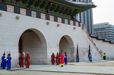 Gwanghwamun Kapısı 'ndaki Gyeongbokgung Sarayı' nın yakınındaki Gwanghwamun Kapısı 'nda her gün giyilen tarihi kostümlü kraliyet muhafızları değişiyor.