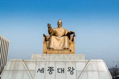 Sejong daewang heykeli, ayrıca Büyük Sejong olarak da bilinir, Kore 'nin dördüncü kralı ve Kore dilinin alfabesi.
