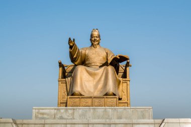 Sejong daewang heykeli, ayrıca Büyük Sejong olarak da bilinir, Kore 'nin dördüncü kralı ve Kore dilinin alfabesi.