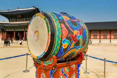 Kore davulları Gyeongbokgung Sarayı ya da Gyeongbokgung Sarayı olarak da bilinir. Joseon hanedanlığının ana sarayı..