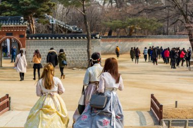 Geleneksel Kore kıyafetleri giyen turistler Gyeongbokgung Sarayı 'nda ya da Joseon hanedanlığının ana sarayı Gyeongbokgung Sarayı' nda Hanbok giyerler.. 