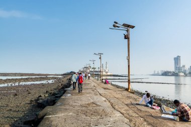 1431 yılında inşa edilen ve Hindistan 'ın en ünlü camilerinden biri olan Hacı Ali Camii' ne doğru yürüyen hacılar