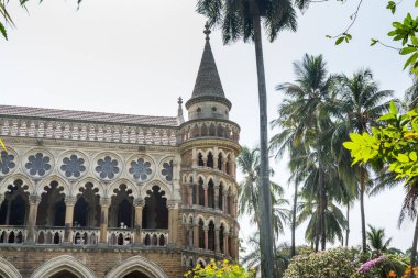 Hindistan 'ın ilk devlet üniversitelerinden biri olan ve Maharashtra' nın en eski üniversitelerinden biri olan Bombay Üniversitesi 'nin kampüsündeki binalar..