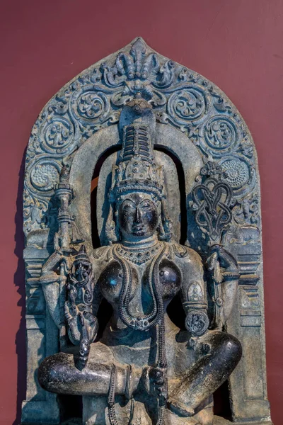 Statue of Hindu God in the Chhatrapati Shivaji Maharaj Vastu Sangrahalaya, formerly The Prince of Wales Museum, the main museum in Mumbai, Maharashtra, India. — Stock Image Statue Hindu God Chhatrapati Shivaji Maharaj Vastu Sangrahalaya Formerly Prince Stock Photo