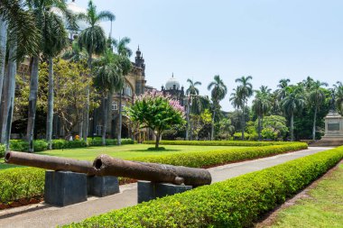 Chhatrapati Shivaji Maharaj Vastu Sangrahalaya 'daki bahçe ve top eski adı The Prince of Wales Museum, Mumbai, Maharashtra, Hindistan' daki ana müze..