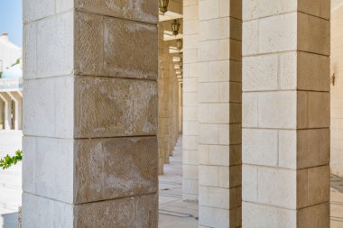 Ürdün 'ün başkenti Amman' daki Kral I. Abdullah Camii 'nin içindeki sütunların mimari ayrıntıları, 1989 yılında babası onuruna Kral Hüseyin tarafından inşa edilmiştir.