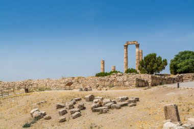 Amman Kalesi 'ndeki Herkül Tapınağı' nın sütun runisi. Ürdün 'ün Amman şehrinin merkezinde tarihi bir yer. Arapça 'da Jabal al al-Qal' a olarak bilinen, Amman 'ı oluşturan yedi Jabal (dağ) dan biri.