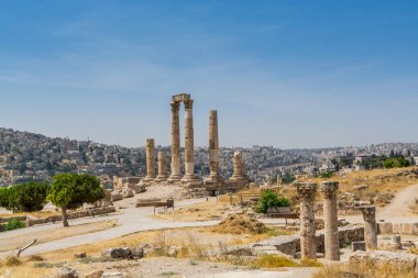 Amman Kalesi 'ndeki Herkül Tapınağı' nın sütun runisi. Ürdün 'ün Amman şehrinin merkezinde tarihi bir yer. Arapça 'da Jabal al al-Qal' a olarak bilinen, Amman 'ı oluşturan yedi Jabal (dağ) dan biri.