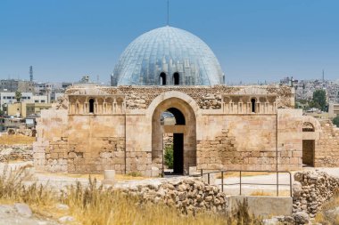 Amman Kalesi 'ndeki Umayyad Sarayı. Ürdün, Amman şehir merkezindeki tarihi bir yer. Arapça 'da Jabal al al-Qal' a olarak bilinen, Amman 'ı oluşturan yedi Jabal (dağ) dan biri.