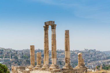 Amman Kalesi 'ndeki Herkül Tapınağı' nın sütun runisi. Ürdün 'ün Amman şehrinin merkezinde tarihi bir yer. Arapça 'da Jabal al al-Qal' a olarak bilinen, Amman 'ı oluşturan yedi Jabal (dağ) dan biri.
