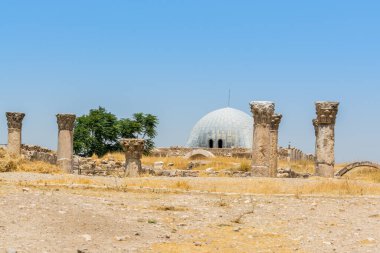Amman Kalesi 'ndeki Herkül Tapınağı' nın sütun runisi. Ürdün 'ün Amman şehrinin merkezinde tarihi bir yer. Arapça 'da Jabal al al-Qal' a olarak bilinen, Amman 'ı oluşturan yedi Jabal (dağ) dan biri.